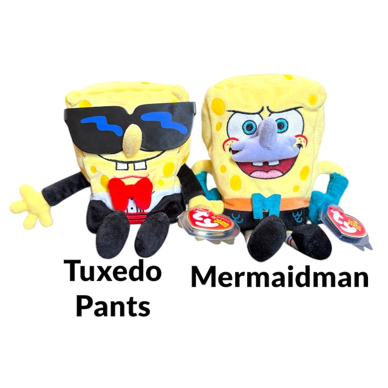 Peut inclure: Deux peluches Bob l'&eacute;ponge. L'un porte un smoking et des lunettes de soleil, l'autre est habill&eacute; en Homme-Sir&egrave;ne. Les deux sont jaunes avec des accents noirs et portent les mots "Tuxedo Pants" et "Mermaidman" en dessous.