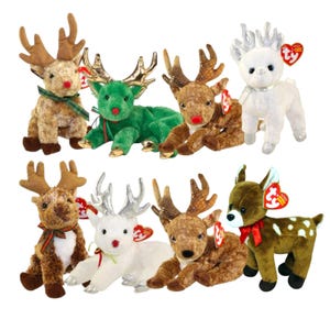 Puede incluir: Una colección de juguetes de peluche de renos en varios colores y estilos. Algunos renos tienen cornamentas marrones, doradas o plateadas, narices rojas y cintas festivas. Cada juguete tiene una etiqueta.