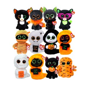 Può includere: Una collezione di peluche a tema Halloween. I giocattoli includono gatti neri, fantasmi, mummie e zucche. I peluche sono in vari colori, tra cui nero, arancione, bianco e verde. Ogni giocattolo ha grandi occhi espressivi e un'etichetta Ty.