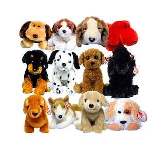 Op de afbeelding: Een verzameling pluche honden in verschillende rassen en kleuren, waaronder een Dalmatische hond, een poedel en een teckel. De knuffels hebben zachte vacht en gedetailleerde kenmerken, sommige met het Ty-label.