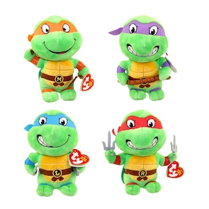 Op de afbeelding: Vier pluche Teenage Mutant Ninja Turtles-speelgoed. Elke schildpad is groen met een ander gekleurd masker: oranje, paars, blauw en rood. Ze hebben gele schilden, bruine riemen en houden wapens vast. Elk heeft een label.