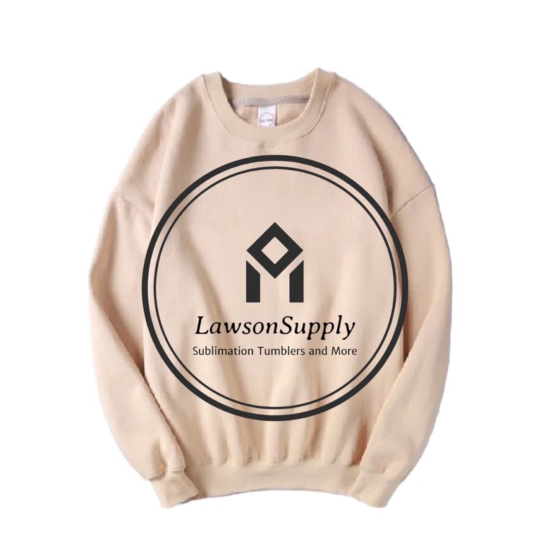 Peut inclure: Un sweat-shirt beige &agrave; col rond et manches longues. Le sweat-shirt a un cercle noir avec un logo et le texte "LawsonSupply Sublimation Tumblers and More".