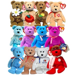 Puede incluir: Una colección de osos de peluche Ty Beanie Baby en varios colores, incluyendo marrón, azul, morado y beige. Cada oso tiene un accesorio único, como una flor, una manzana o una cinta. Algunos osos tienen etiquetas con mensajes.