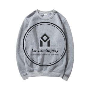 Peut inclure: Un sweat-shirt gris avec un logo circulaire noir qui dit "LawsonSupply Sublimation Tumblers and More".