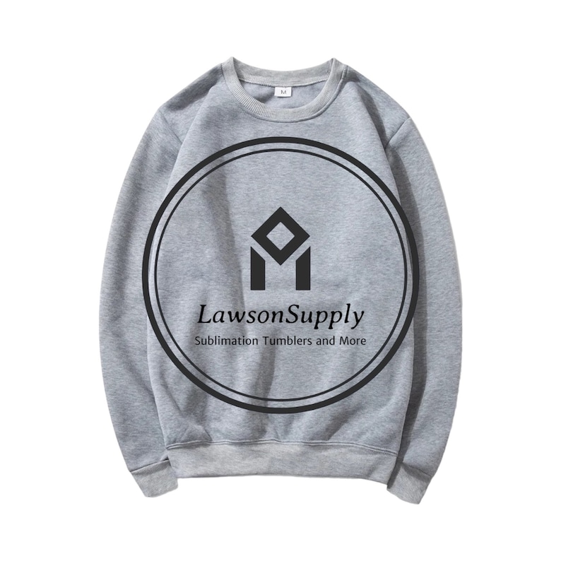 Peut inclure: Un sweat-shirt gris avec un logo circulaire noir qui dit "LawsonSupply Sublimation Tumblers and More".