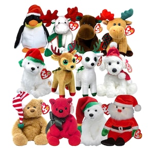 Op de afbeelding: Een verzameling pluche dieren met kerstthema. De collectie bevat een pinguïn, elanden, rendieren, honden, een beer, een ijsbeer en de kerstman, allemaal met feestelijke hoeden en sjaals. Elk speelgoed heeft een label.