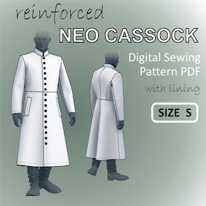Puede incluir: Un abrigo largo blanco con cierre de botones negros y un bolsillo negro en el lado izquierdo. El abrigo se llama "NEO CASSOCK" y es un patrón de costura digital PDF con forro. La talla es S.