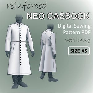 Puede incluir: Un abrigo largo blanco con cierre de botones negros y un bolsillo negro en el lado izquierdo. El abrigo se muestra en un maniquí en dos poses. El texto "reinforced NEO CASSOCK Digital Sewing Pattern PDF with lining SIZE XS" se muestra en la imagen.