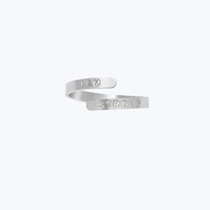 Puede incluir: Anillo de plata con las palabras "I AM STRONG" grabadas.