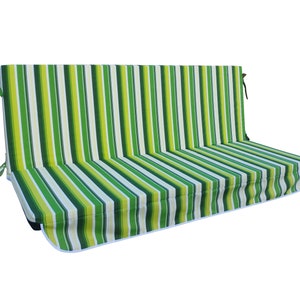 Puede incluir: Cojín de asiento de columpio a rayas verdes y blancas con lazos en cada extremo.