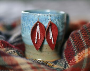Rote Leder-Blatt-Ohrringe mit Glasperlen
