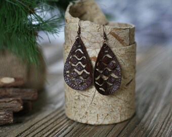 Verspielte Teardrop Ohrringe aus braunem Leder