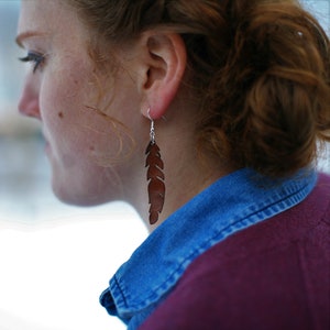 Boucles d&#39;oreilles plumes en cuir marron