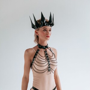 Imbracatura completa con corona, costume da festival, imbracatura in pelle, corona in pelle, set di imbracature in pelle, set di giarrettiere, imbracatura a catena