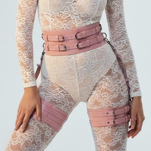 Set di imbracature per bondage, cintura in pelle rosa, polsini per le cosce, imbracatura per le gambe, reggicalze, lingerie, imbracature rosa per donne, imbracatura taglie forti