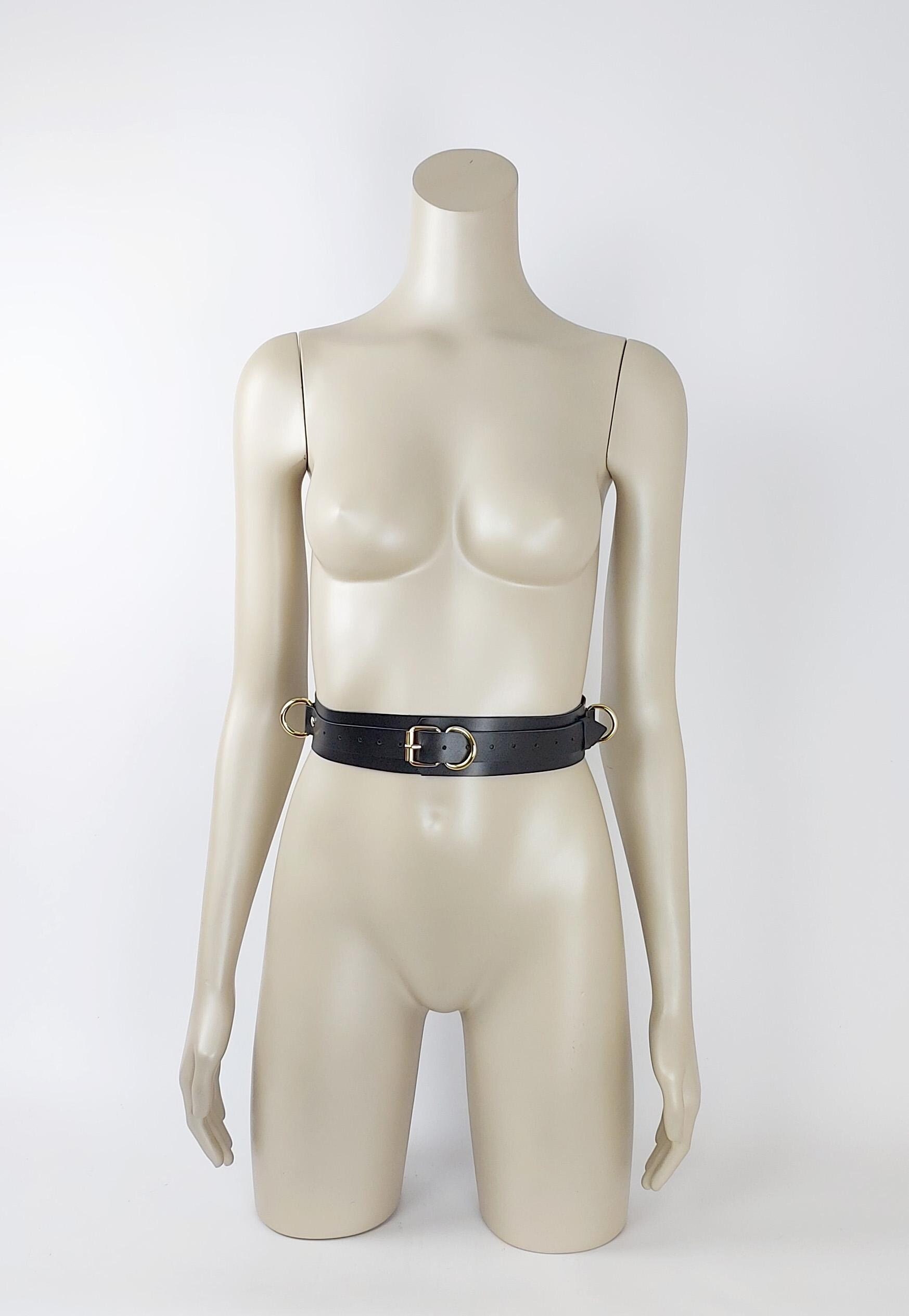 Cintura in pelle con anelli dorati, cintura corsetto in pelle, cintura BDSM, cintura con imbracatura in pelle, imbracatura per il corpo da donna, restrizioni