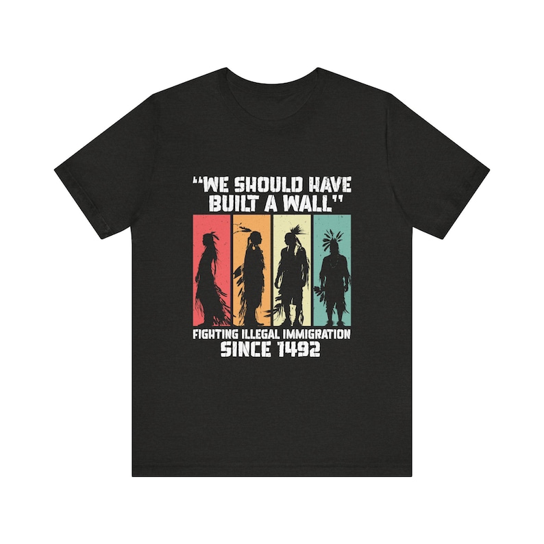 Peut inclure: T-shirt noir avec un motif graphique repr&eacute;sentant quatre silhouettes am&eacute;rindiennes devant des rectangles color&eacute;s. Le texte se lit "WE SHOULD HAVE BUILT A WALL" et "FIGHTING ILLEGAL IMMIGRATION SINCE 1492."