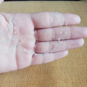 Daggdroppehalsband, Smycken i hartsdroppar, Transparent halsband med daggdroppar, Delikat och luftigt halsband