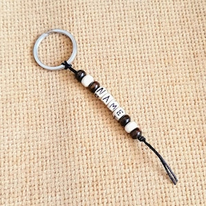 Llavero de madera personalizado, dije de cuenta de madera, llavero de madera con letras a mano, pequeño regalo para amigo, nombre de cuenta de madera personalizado
