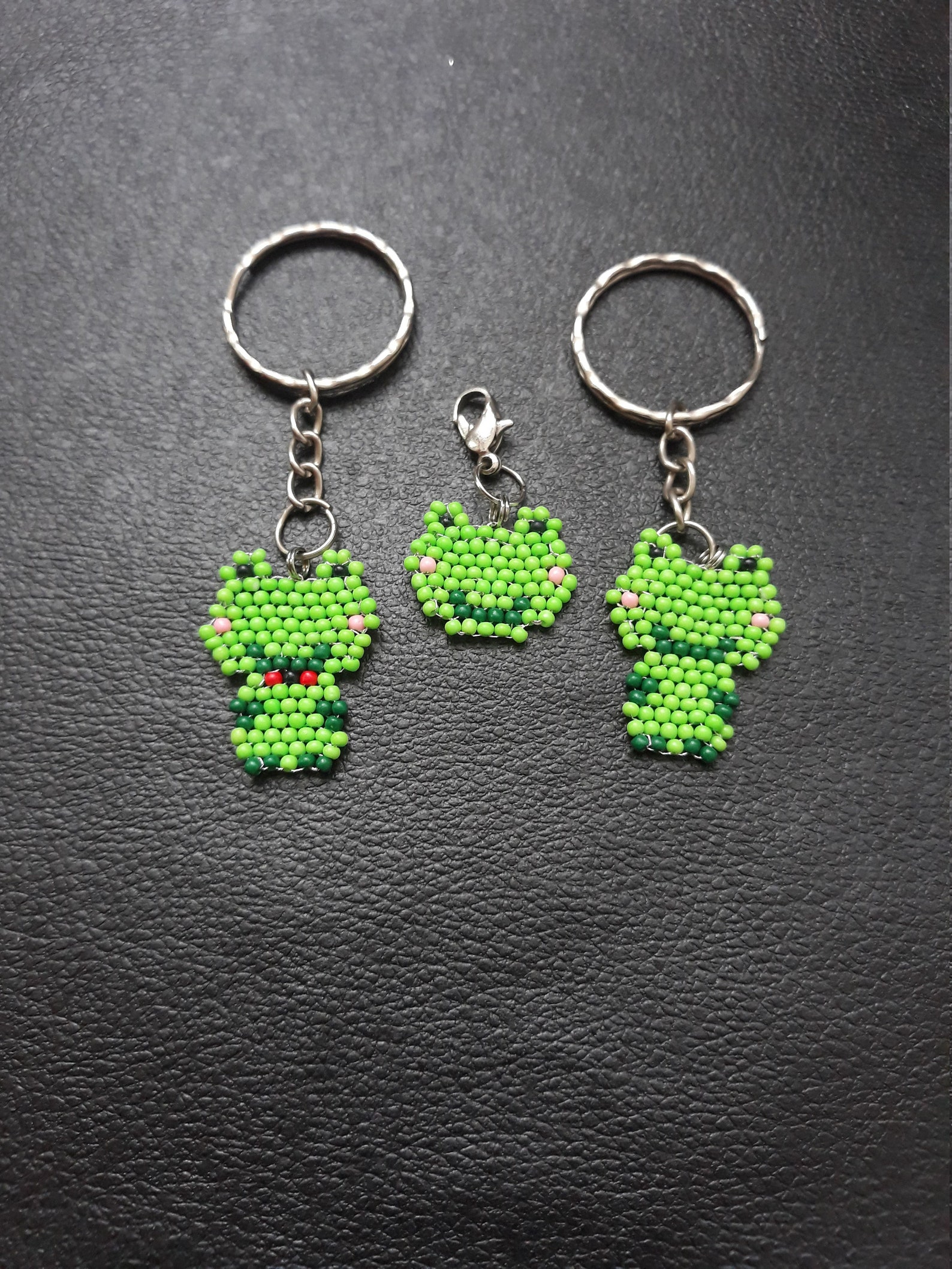 Lot Keychains frog Family, Colored Bead Frogs, Frog Keychains, Family