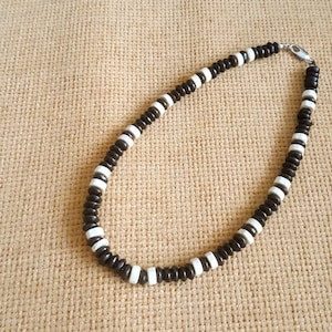 Men&#39;s necklace of wooden beads in black and white, Men&#39;s choker, Men&#39;s surf jewelry, Necklace for men and women
