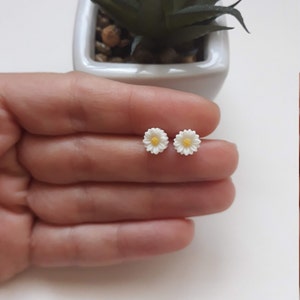 Very small earrings with daisies, Earrings without metal for allergic ears, Daisies, Small earrings