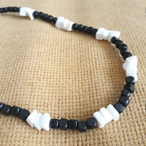 Halskette aus Holz und Perlmutt, Herrenschmuck, Choker in schwarz und weiß, Geschenk für Ihn