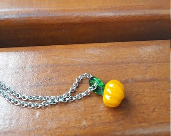 Collar con colgante de calabaza de vidrio soplado