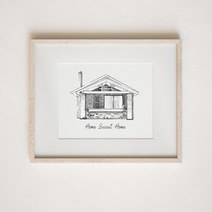 Op de afbeelding: Een zwart-witte lijntekening van een huis met de tekst "Home Sweet Home" eronder.