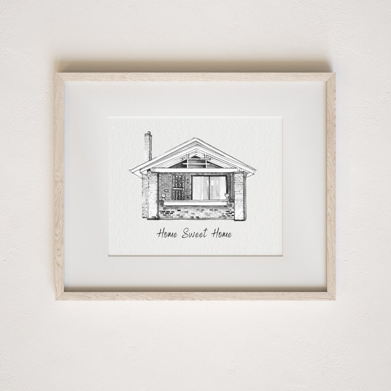 Op de afbeelding: Een zwart-witte lijntekening van een huis met de tekst "Home Sweet Home" eronder.
