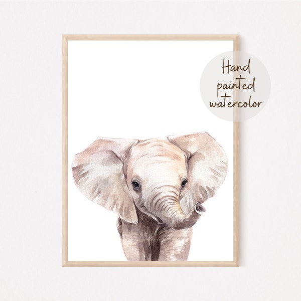 Pode incluir: Uma pintura de aquarela de um elefante bebê com orelhas grandes e uma tromba enroscada. O elefante é pintado em tons de marrom e bege sobre um fundo branco. O texto "Aquarela pintada à mão" está escrito em marrom sobre um círculo branco no canto superior direito da imagem.