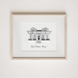 Op de afbeelding: Een zwart-witte lijntekening van een huis met een veranda en kolommen. De tekst "Rust Manor House" staat onder de tekening.