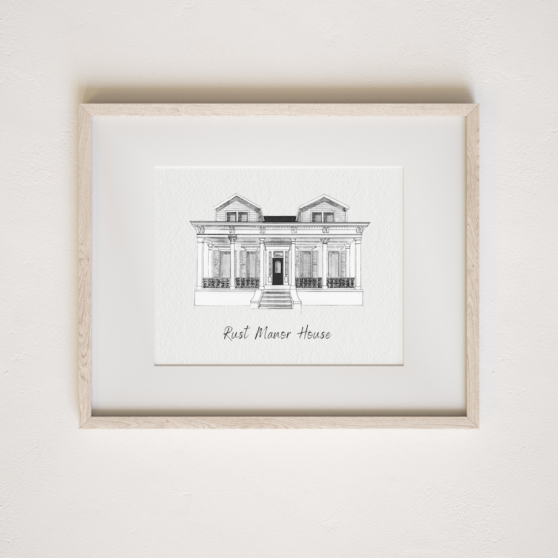 Op de afbeelding: Een zwart-witte lijntekening van een huis met een veranda en kolommen. De tekst "Rust Manor House" staat onder de tekening.