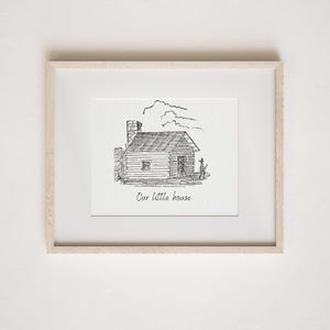 Op de afbeelding: Zwart-witte lijntekening van een klein huisje met een schoorsteen en een persoon die buiten staat. De tekst "Our little house" staat onder de afbeelding.