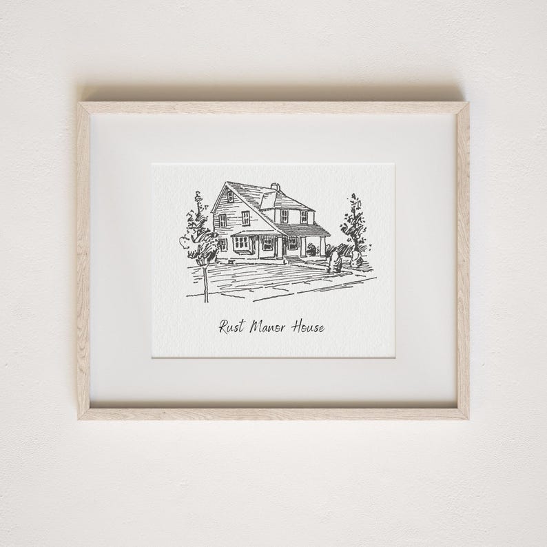 Op de afbeelding: Een zwart-witte lijntekening van een huis met een veranda en bomen ervoor. De tekening is ingelijst in een licht houten lijst. De tekst "Rust Manor House" staat onder de tekening.