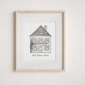 Op de afbeelding: Een zwart-witte lijntekening van een huis met de tekst "Rust Manor House" eronder.