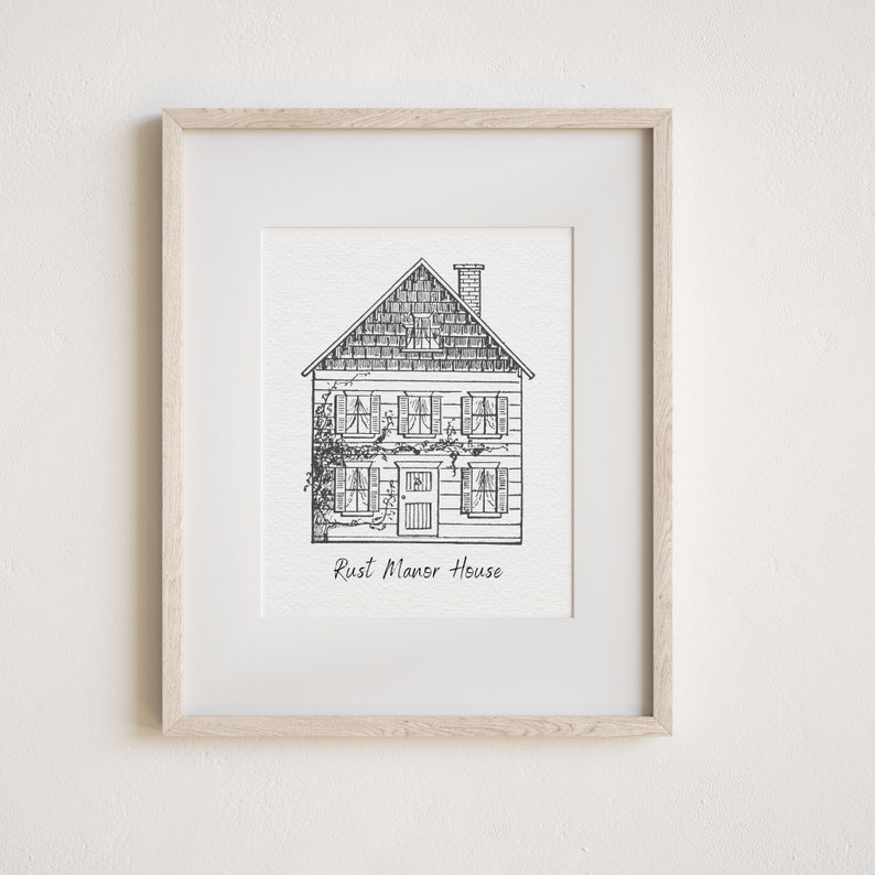 Op de afbeelding: Een zwart-witte lijntekening van een huis met de tekst "Rust Manor House" eronder.