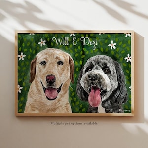 以下が含まれることがあります： 黄色い犬と白黒の犬の2匹を描いた水彩画風の長方形のウォールアートプリント。背景は白い花が散りばめられた濃い緑色です。上部中央に「Will & Dezi」、右下に「Riverry」という文字が記されています。