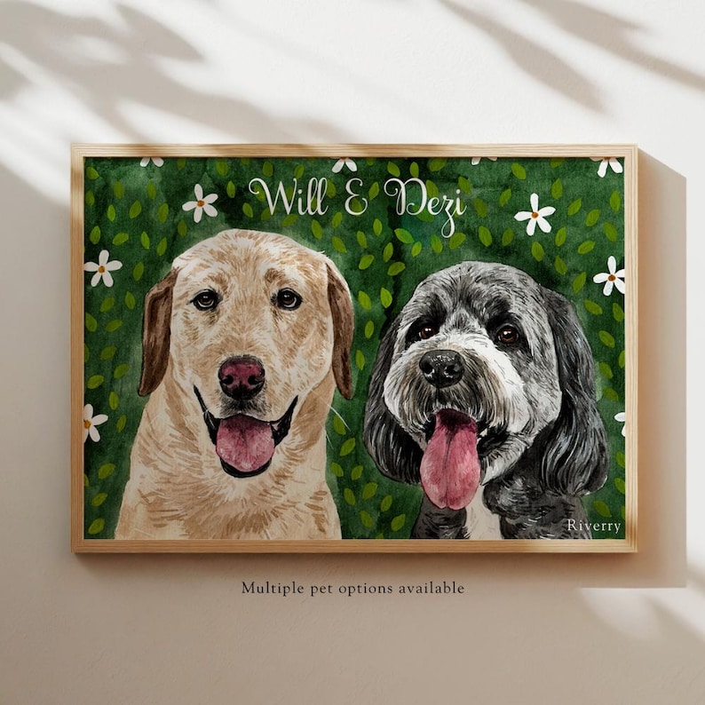 以下が含まれることがあります： 黄色い犬と白黒の犬の2匹を描いた水彩画風の長方形のウォールアートプリント。背景は白い花が散りばめられた濃い緑色です。上部中央に「Will & Dezi」、右下に「Riverry」という文字が記されています。
