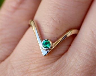 Minimalist Chevron Wedding Band with Genuine Round Cut Green Emerald