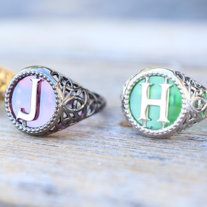Anillo con sello de piedra natal con nudo celta y silueta inicial - Anillo con bisel con letras del alfabeto personalizado - Anillo unisex redondo de 14 k y 18 k - Regalos para él y para ella