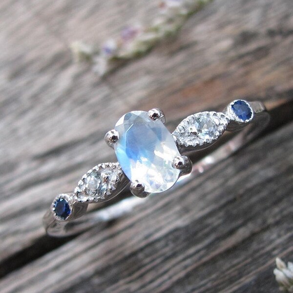 Anillo de compromiso con zafiro y piedra lunar para ella - Anillo de compromiso con piedra lunar azul ovalada - Anillo delicado con piedra lunar en oro blanco - Anillo de aniversario con piedra lunar