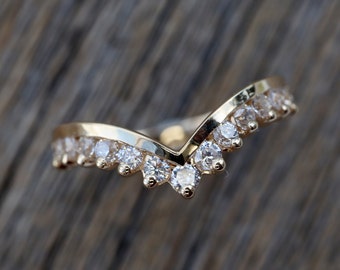 Diamond Chevron Vintage Wedding Band- Contour Round Simulant Diamond Gold Band- Curved Clear Colorless Band-Alternative Diamond Nesting Band