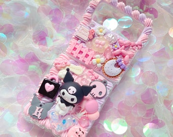 Può includere: Una custodia per telefono rosa e viola con un design 3D che presenta un personaggio dei cartoni animati in bianco e nero, un teschio, una recinzione, un cuore e altri elementi decorativi. La custodia ha il testo "Baby" e "Sweet".