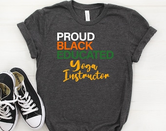 Istruttore di Yoga Black Pride, T-shirt Nera Proud Educated, Camicia Istruttore Yoga, Camicie Pride Nere, Black Lives Matter, Regalo Per Nero