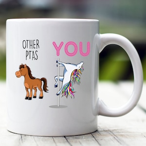 Puede incluir: Taza de cer&aacute;mica blanca con un "YOU" rosa y un unicornio en un poste a la derecha. A la izquierda, un caballo marr&oacute;n con el texto "OTHER PTAS".