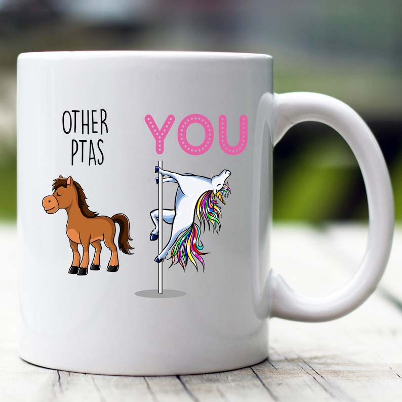 Puede incluir: Taza de cer&aacute;mica blanca con un "YOU" rosa y un unicornio en un poste a la derecha. A la izquierda, un caballo marr&oacute;n con el texto "OTHER PTAS".