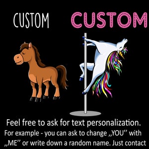 Puede incluir: Una ilustraci&oacute;n digital de un caballo marr&oacute;n y un unicornio con una crin y cola arco&iacute;ris, ambos de pie sobre un fondo negro. El texto "CUSTOM" est&aacute; escrito en blanco sobre el caballo y en rosa sobre el unicornio. El texto debajo de las im&aacute;genes dice "Si&eacute;ntase libre de pedir personalizaci&oacute;n de texto. Por ejemplo, puede pedir cambiar "YOU" por "ME" o escribir un nombre aleatorio. Simplemente cont&aacute;ctenos y haremos realidad su idea."