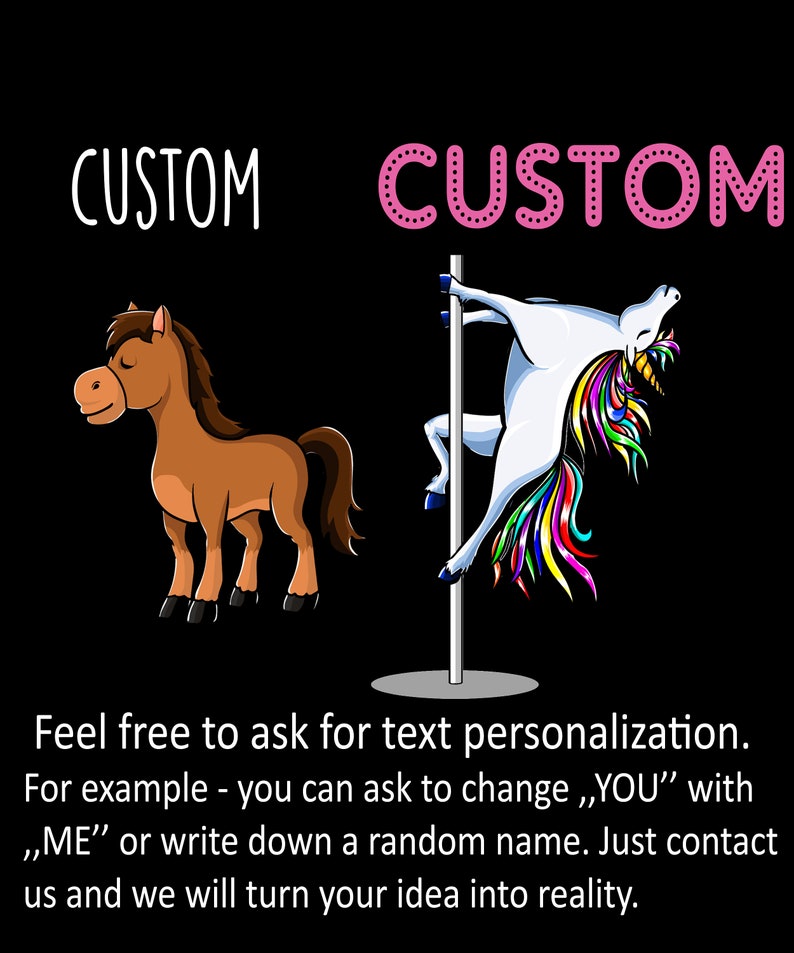 Puede incluir: Una ilustraci&oacute;n digital de un caballo marr&oacute;n y un unicornio con una crin y cola arco&iacute;ris, ambos de pie sobre un fondo negro. El texto "CUSTOM" est&aacute; escrito en blanco sobre el caballo y en rosa sobre el unicornio. El texto debajo de las im&aacute;genes dice "Si&eacute;ntase libre de pedir personalizaci&oacute;n de texto. Por ejemplo, puede pedir cambiar "YOU" por "ME" o escribir un nombre aleatorio. Simplemente cont&aacute;ctenos y haremos realidad su idea."