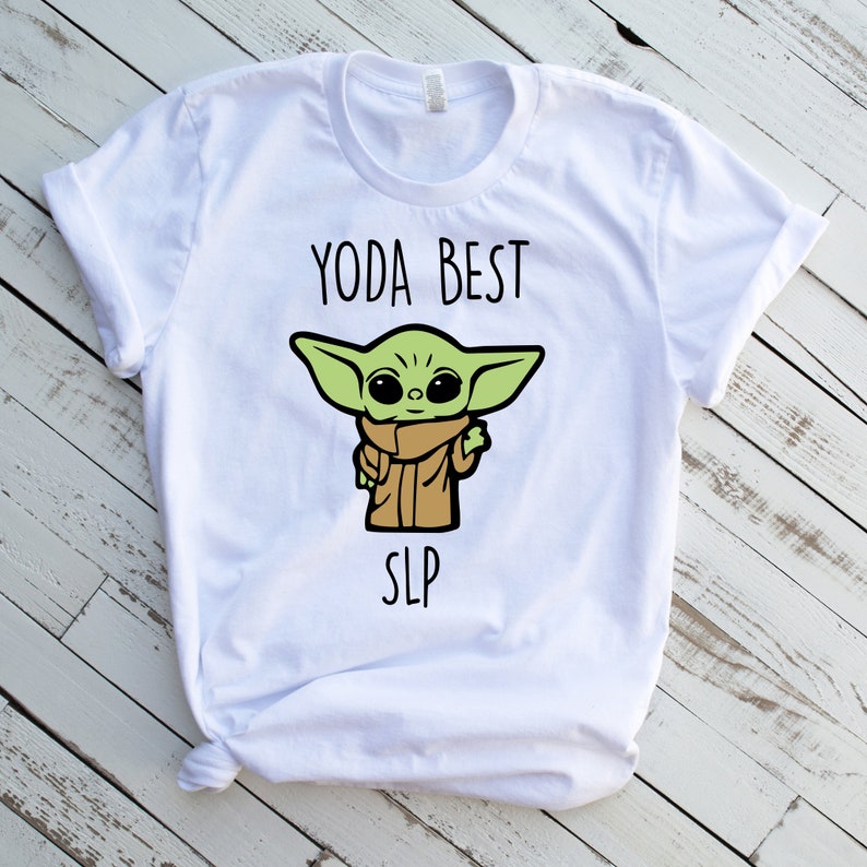 Puede incluir: Camiseta blanca con un personaje de dibujos animados verde y el texto "YODA BEST SLP".